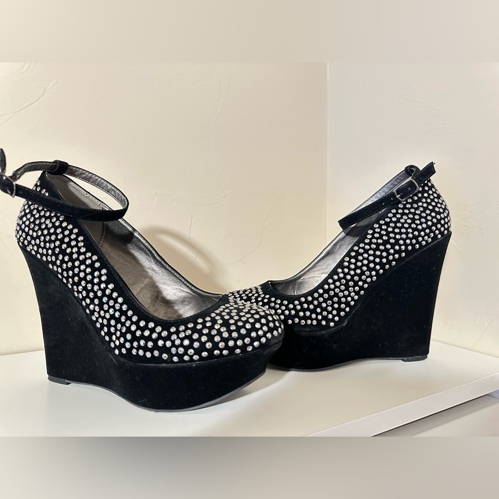 BKE Sole Black velvet grommet wedge heels